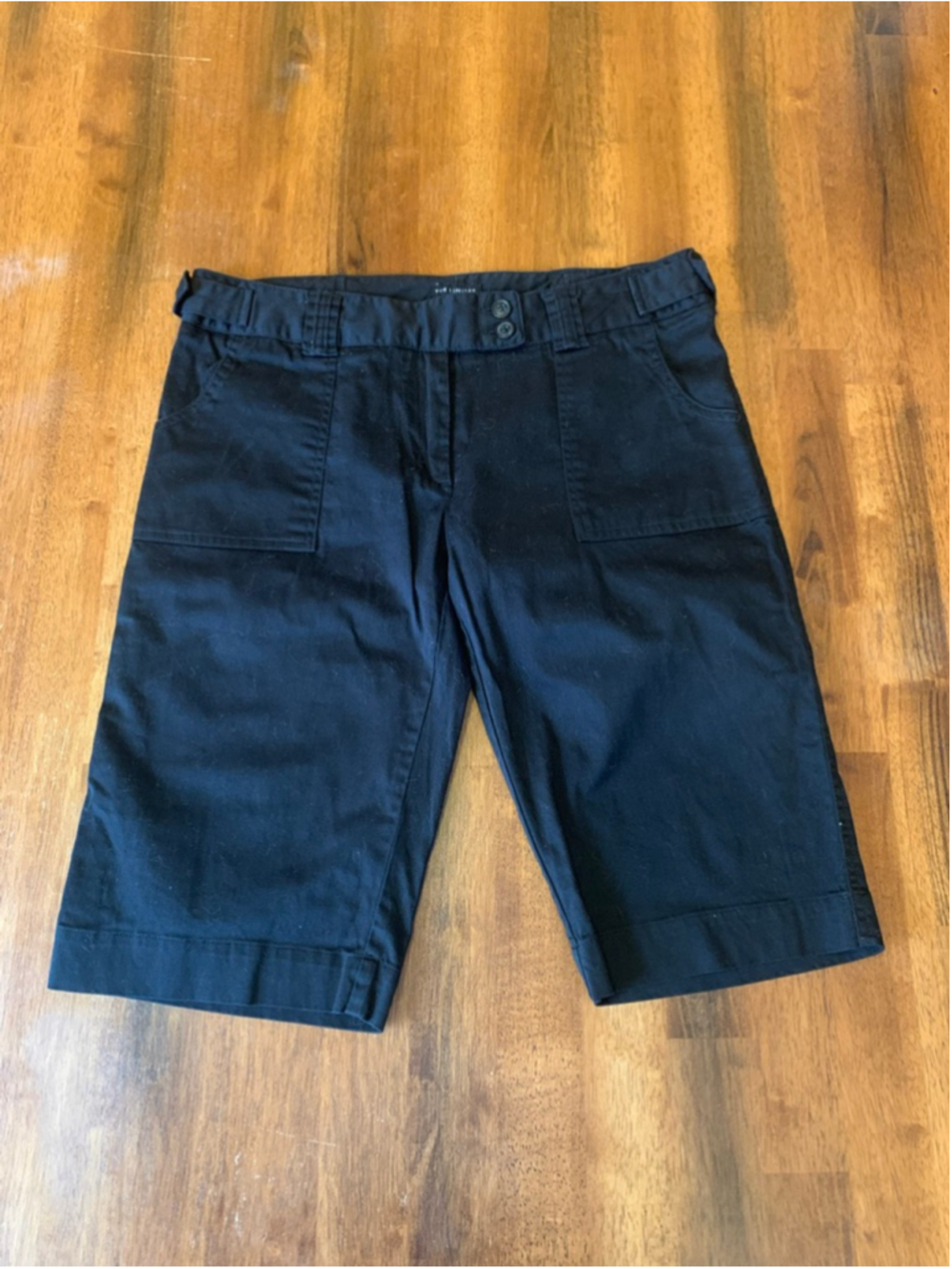 The Limited Shorts 8 Black Drew Fit walking shorts.